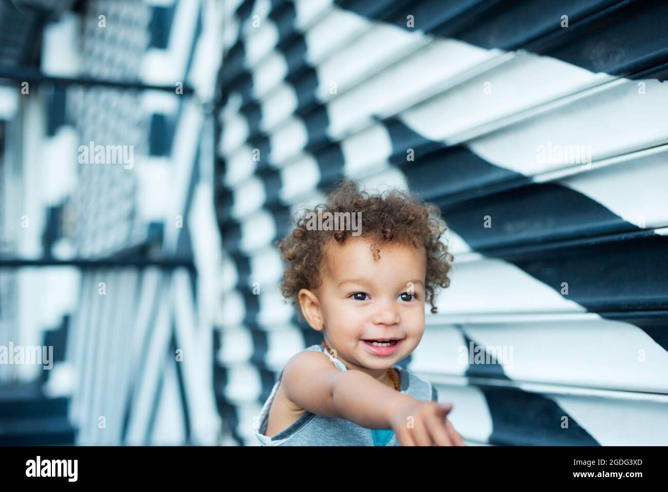 Puntamento Toddler, murale in background, Wynwood, Miami, Florida, Stati Uniti d'America Foto Stock