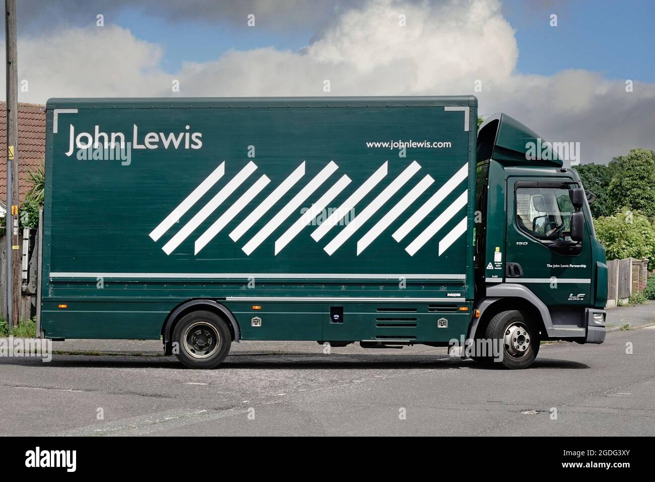 Vista laterale John Lewis grande magazzino trasporto camion in strada villaggio dopo aver fatto nazionale consegna elettrodomestici Inghilterra UK Foto Stock