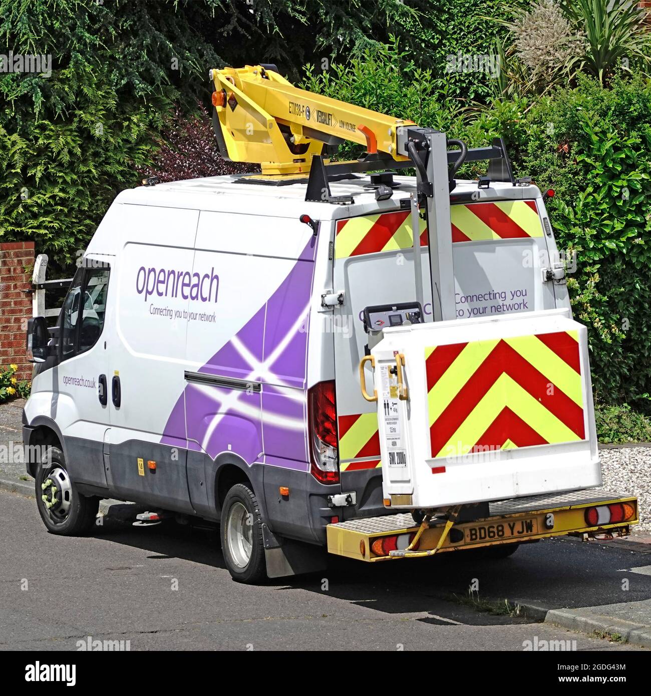 Vista posteriore e laterale furgone montato cherry picker veicolo gestito da Openreach una divisione di business telefono BT plc ripiegato vedere immagine 2G9MAJ4 Inghilterra UK Foto Stock