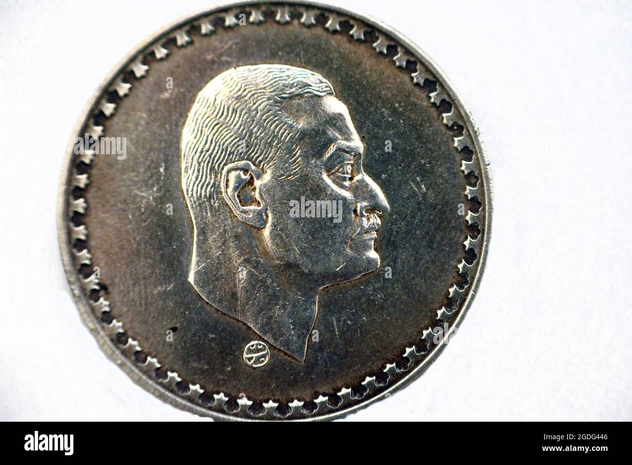 Il lato opposto di una vecchia moneta d'argento egiziana 1LE One Pound 1970, soggetto presidente Nasser, moneta commemorativa per il presidente Gamal Abdel Nasser Foto Stock