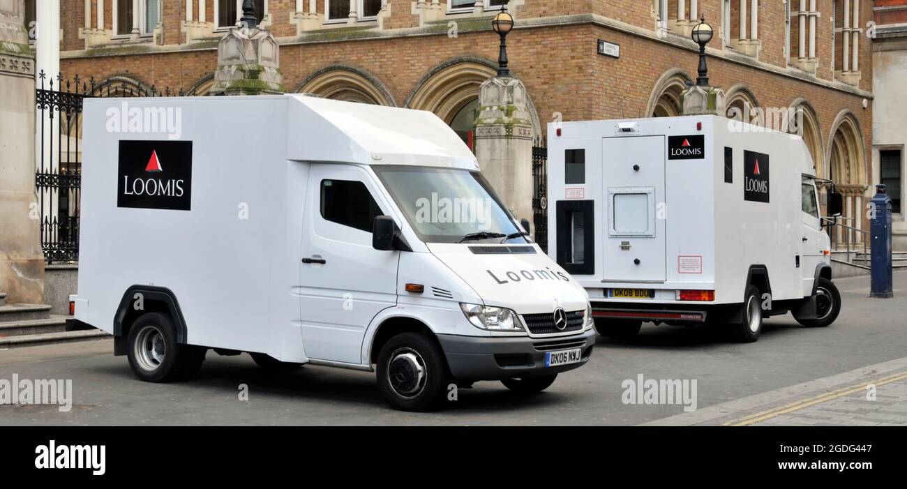 Vista laterale e posteriore di Loomis Cash & valuables Transport furgoni una società di affari che opera trasporto blindato di alta sicurezza a Londra Inghilterra Regno Unito Foto Stock