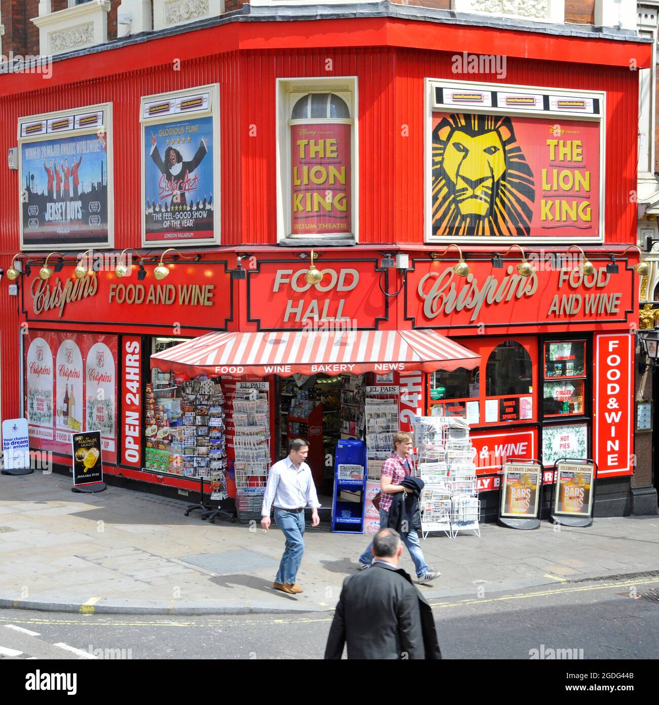 Scena di strada Crispins colorati cibo vino News & Bakery angolo hall negozio theatreland pubblicità in Shaftsbury Avenue Soho West End Londra Inghilterra Regno Unito Foto Stock