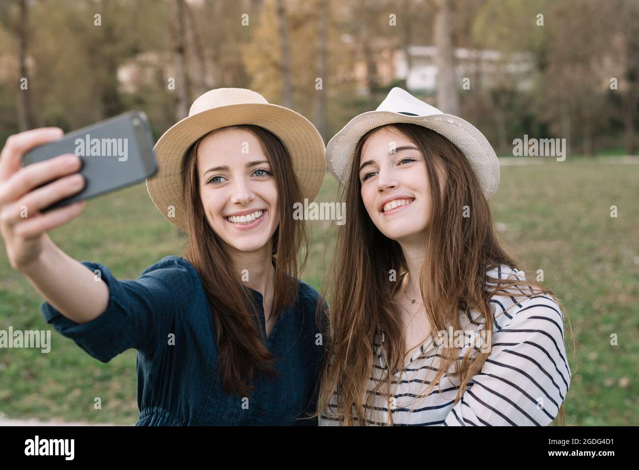 Fidanzate selfie tenendo in posizione di parcheggio Foto Stock