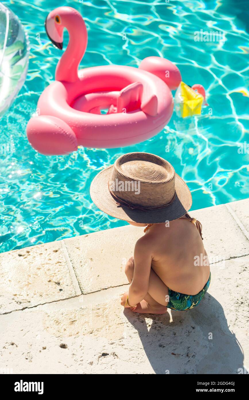 Bambino in piscina in estate Foto Stock