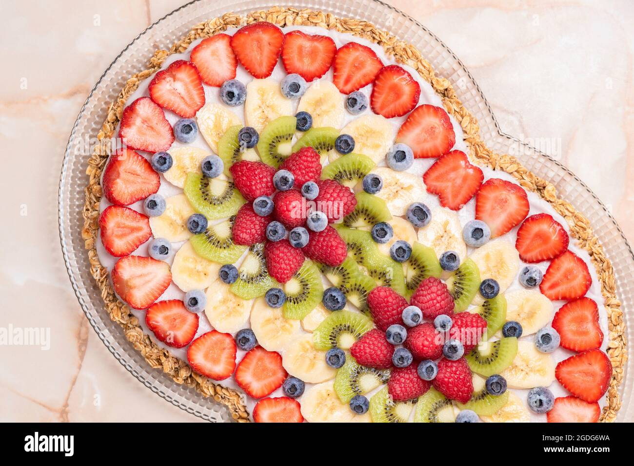 Torta di frutta su piastra rotonda trasparente, a forma di otto Foto stock  - Alamy