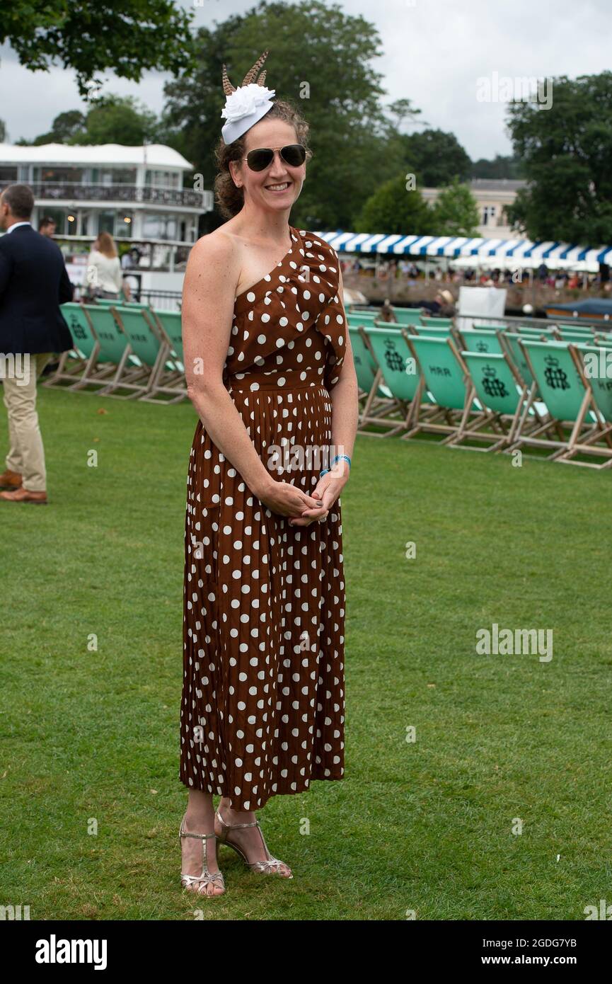 Henley-upon-Thames, Oxfordshire, Regno Unito. 13 agosto 2021. Una donna  indossa un abito a pois di polka marrone e un fascinator bianco. Henley  Royal Regatta era ancora oggi in pieno svolgimento il giorno