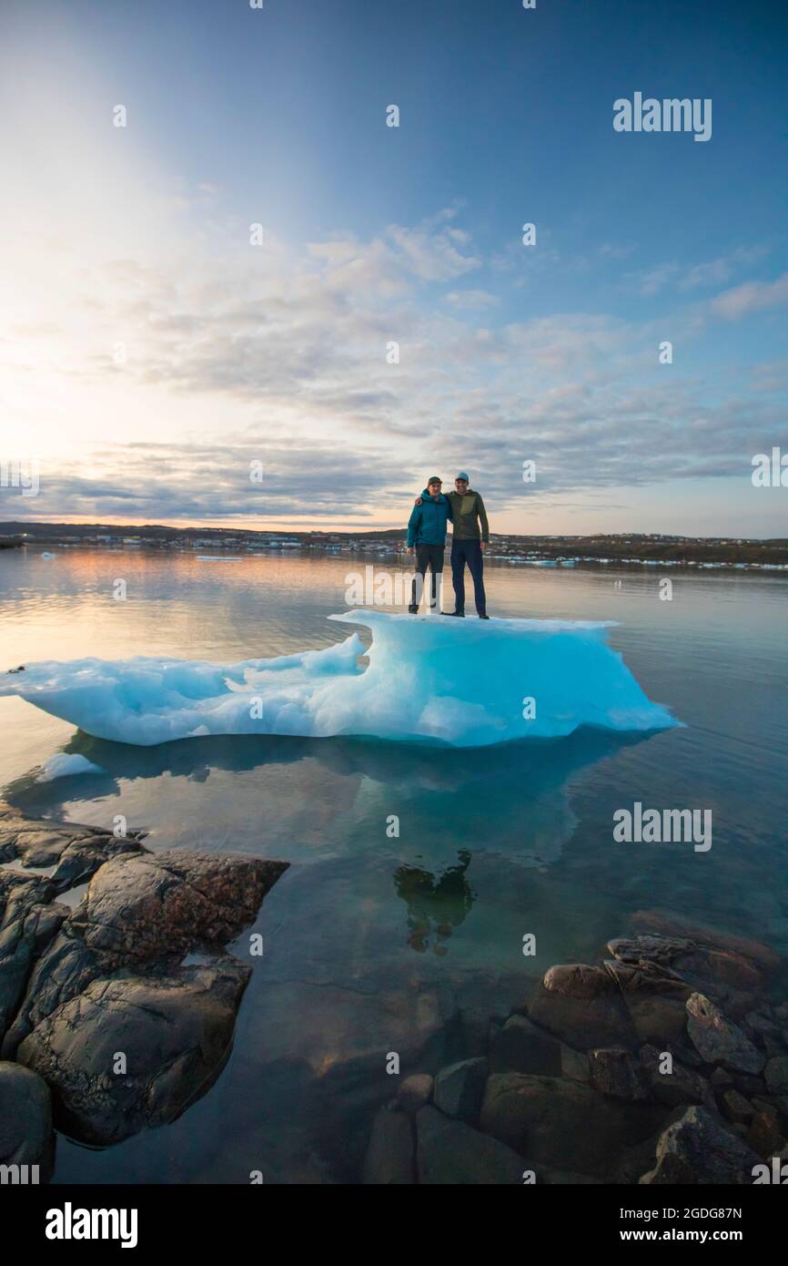 Due uomini in piedi su iceberg, Iqaluit, Canada. Foto Stock