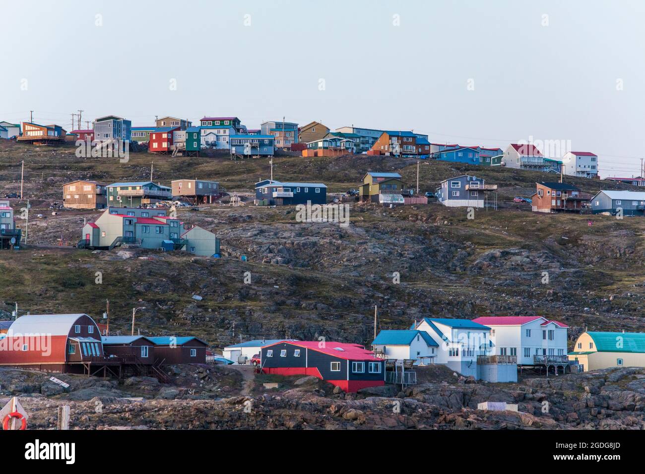 Case arroccate su scogliere nella città di iqaluit, Canada. Foto Stock