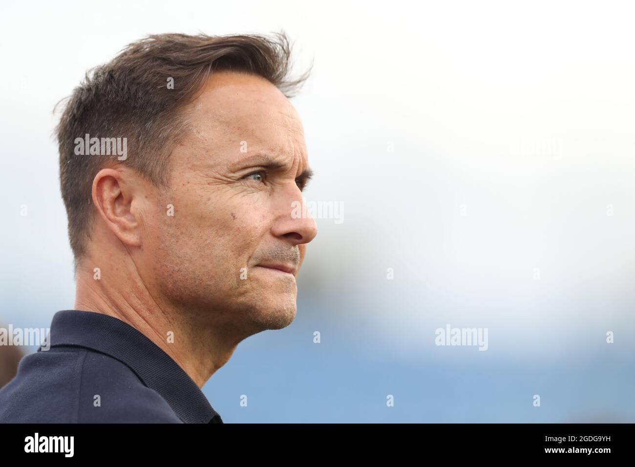 Novaro, Italia, 7 agosto 2021. Dennis Wise Como 1907 responsabile Calcio durante la Coppa Italia allo Stadio Silvio Piola di Novaro. L'immagine di credito dovrebbe essere: Jonathan Moscop / Sportimage Foto Stock