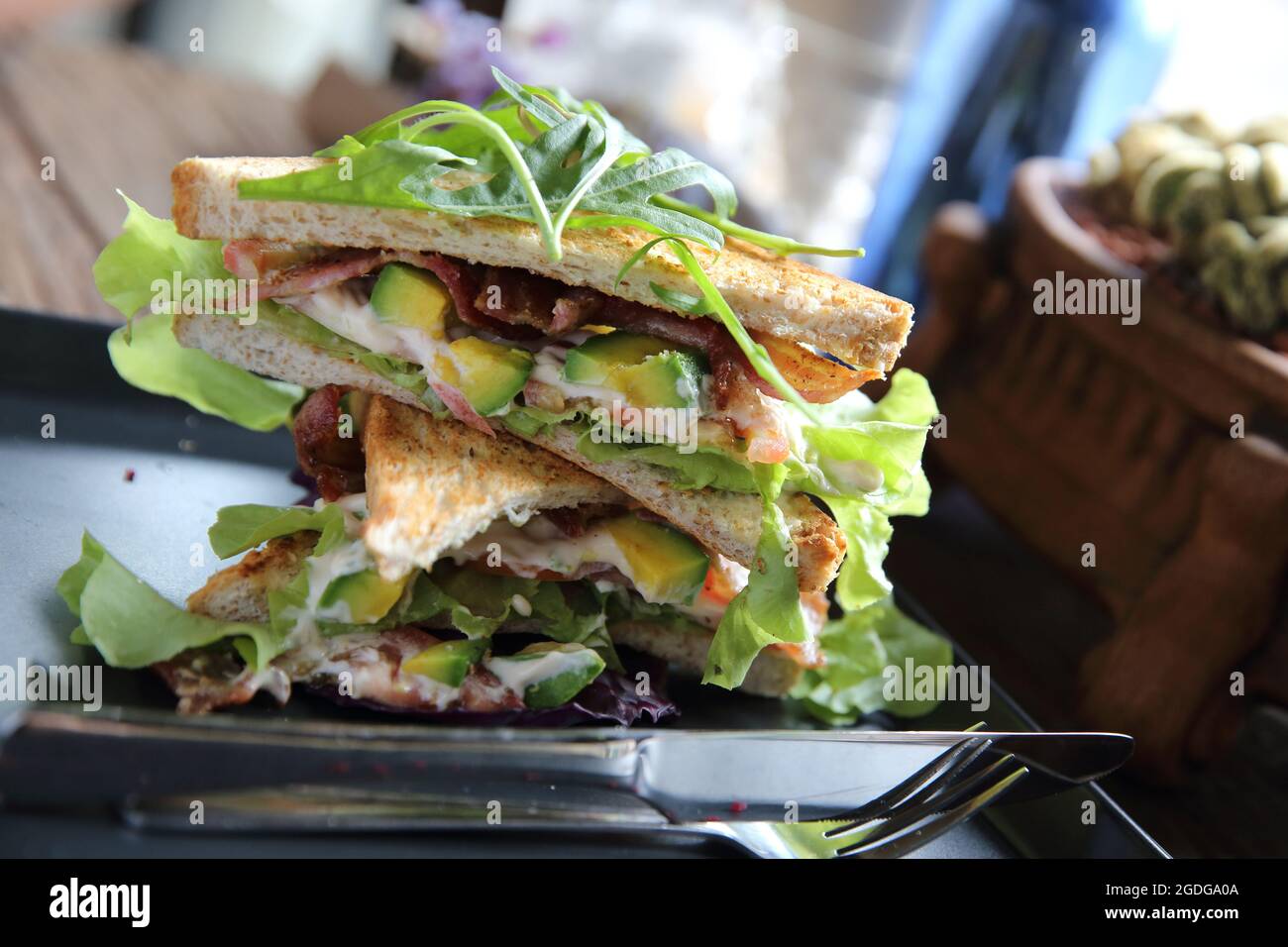 Panini con meet e verdure su sfondo di legno Foto Stock