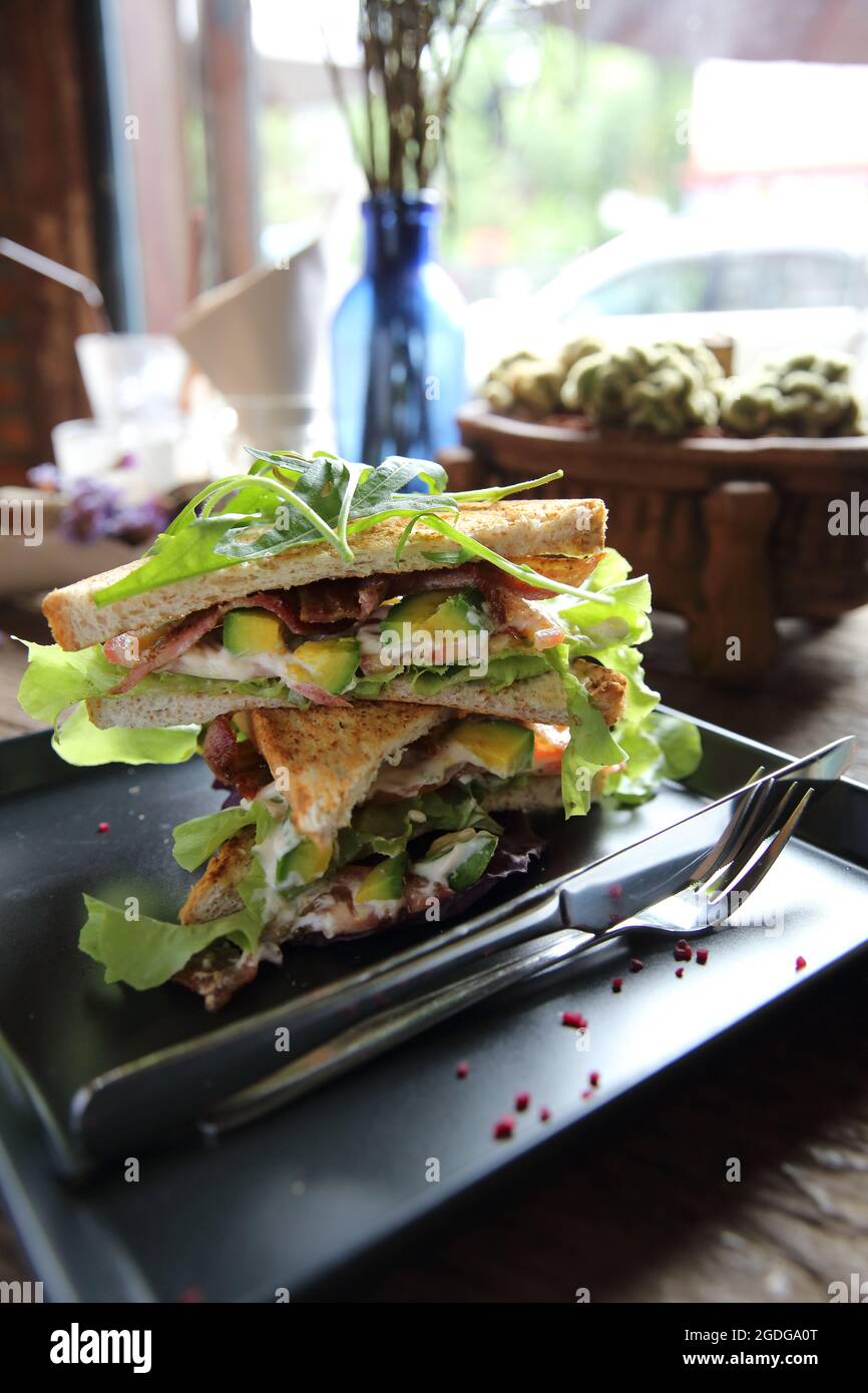 Panini con meet e verdure su sfondo di legno Foto Stock