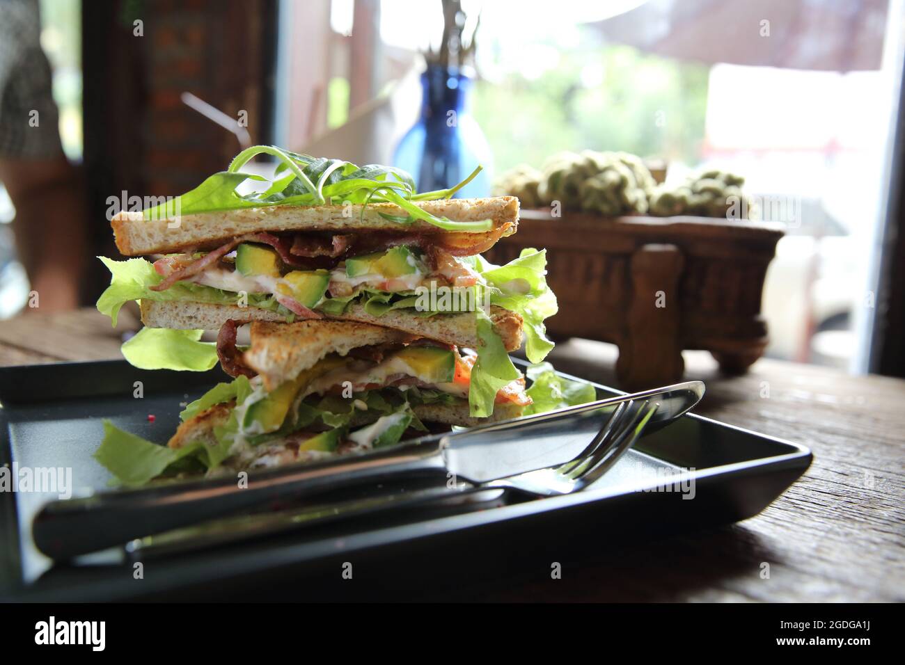 Panini con meet e verdure su sfondo di legno Foto Stock