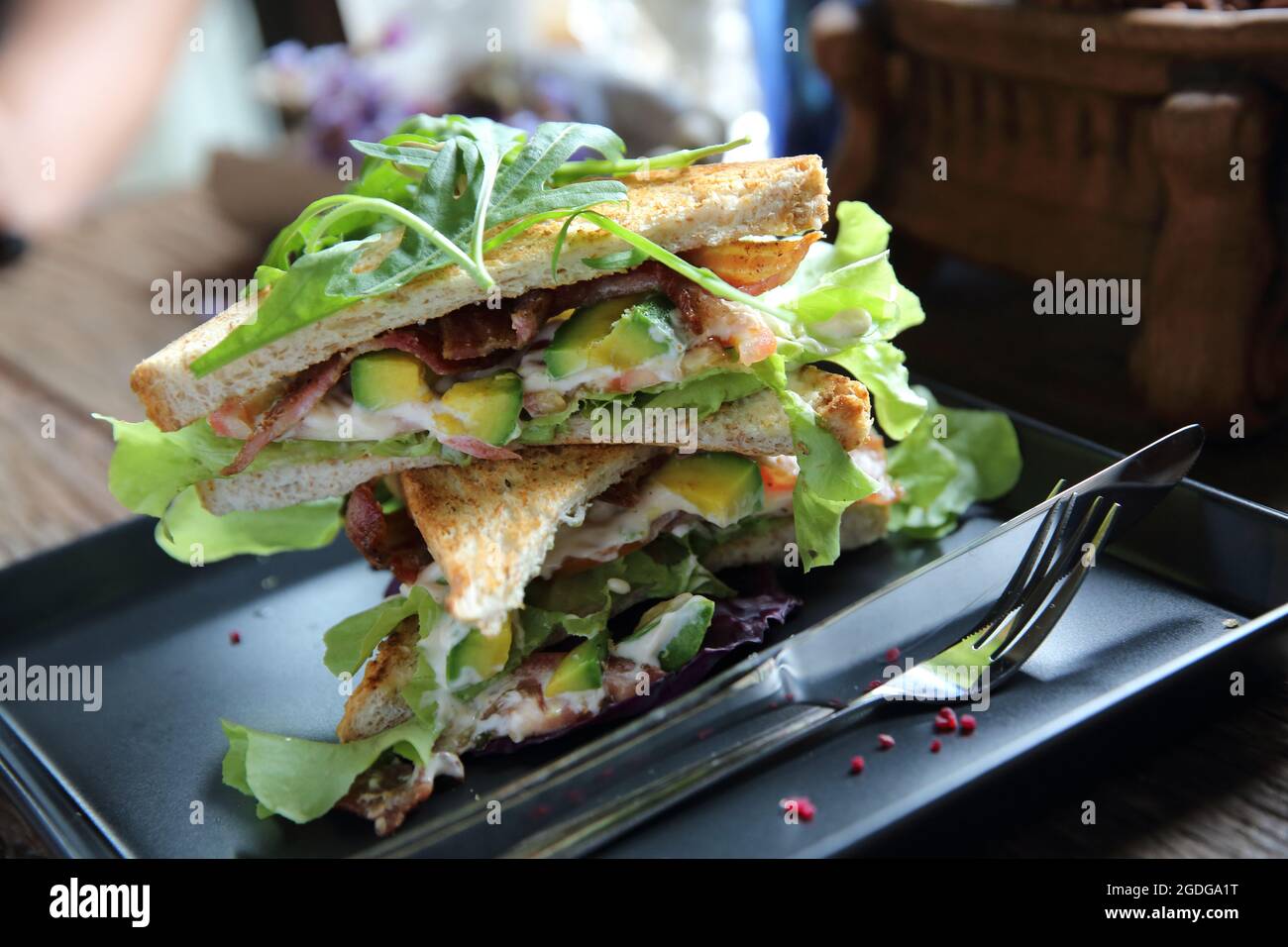 Panini con meet e verdure su sfondo di legno Foto Stock