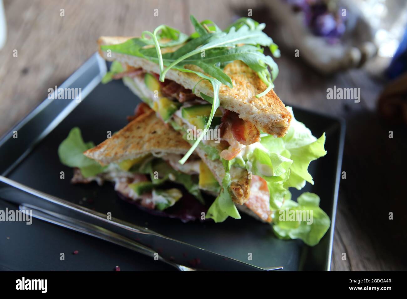 Panini con meet e verdure su sfondo di legno Foto Stock