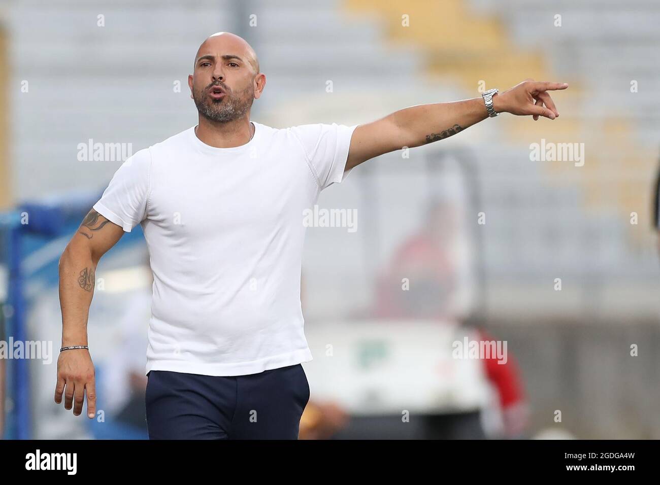 Novaro, Italia, 7 agosto 2021. Antonio Calabro Capo allenatore di Catanzaro reagisce durante la partita di Coppa Italia allo Stadio Silvio Piola di Novaro. L'immagine di credito dovrebbe essere: Jonathan Moscop / Sportimage Foto Stock