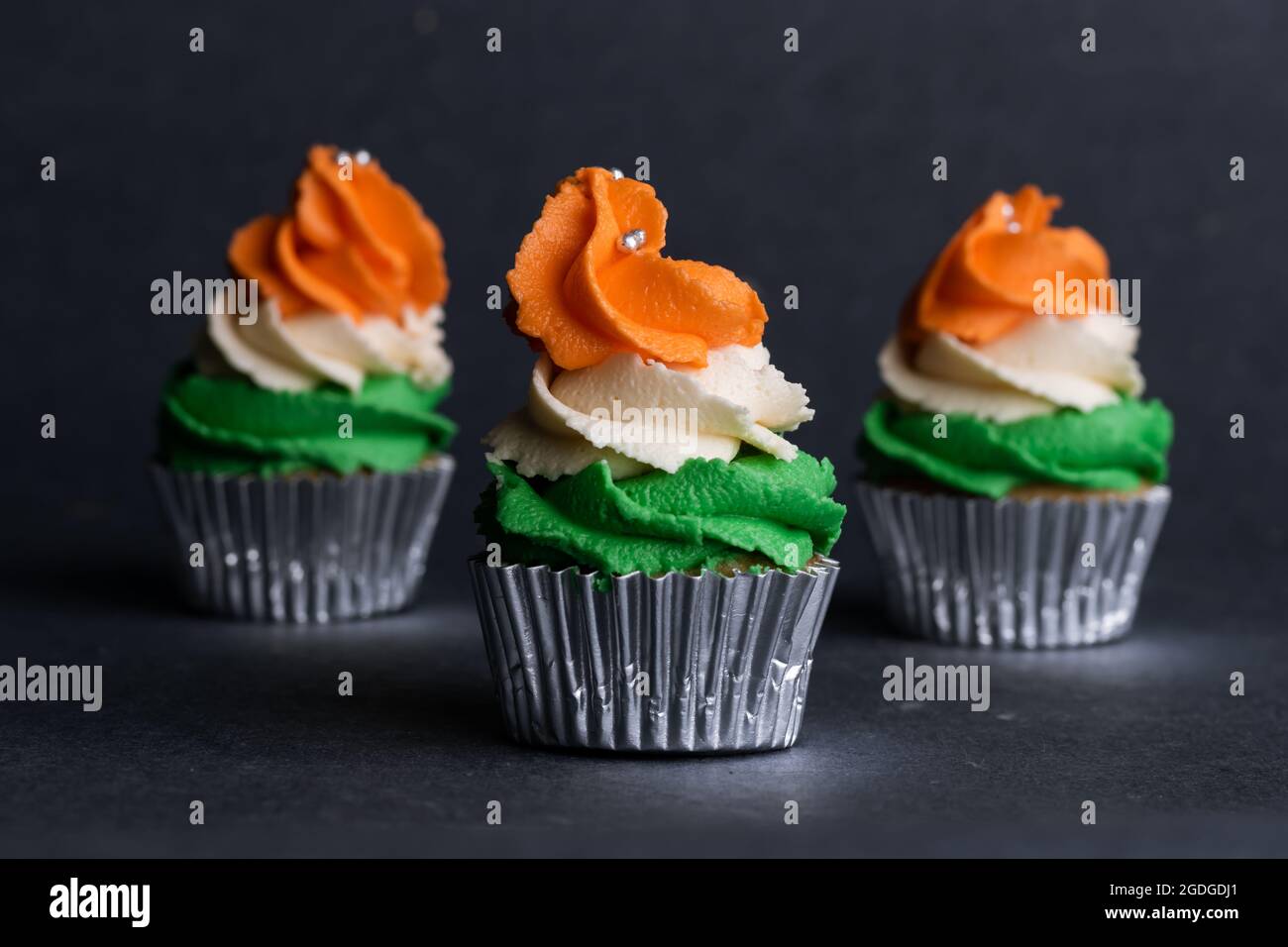 Cupcake decorato con glassa a tre colori per celebrare il giorno dell'Indipendenza Indiana. India Indipendenza. Festa dell'Indipendenza. Foto Stock