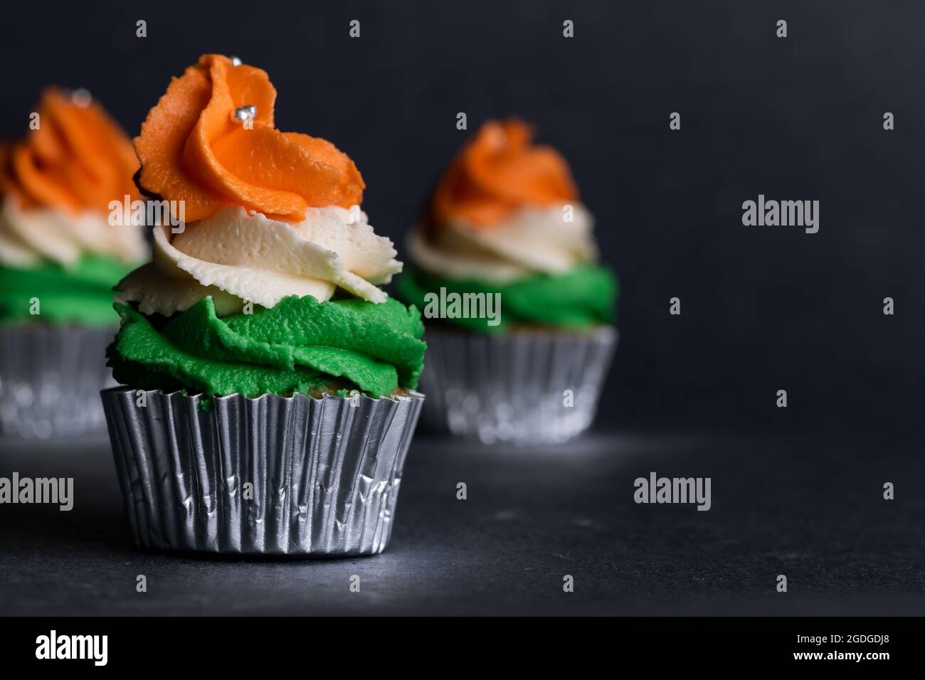 Cupcake decorato con glassa a tre colori per celebrare il giorno dell'Indipendenza Indiana. India Indipendenza. Festa dell'Indipendenza. Foto Stock
