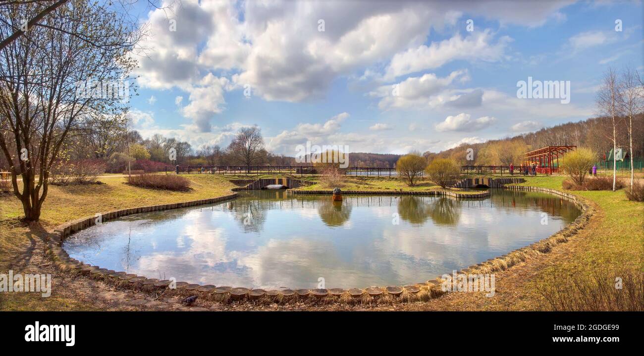 Foto panoramica del pittoresco stagno nel parco di Terletsky. Mosca, Russia Foto Stock