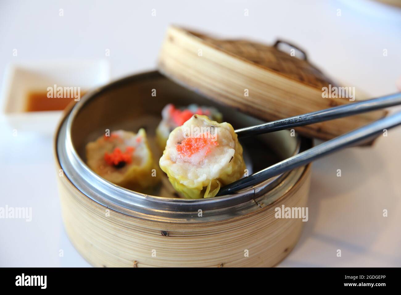 shumai, dim sum di gamberi in vaporiera di bambù Foto Stock