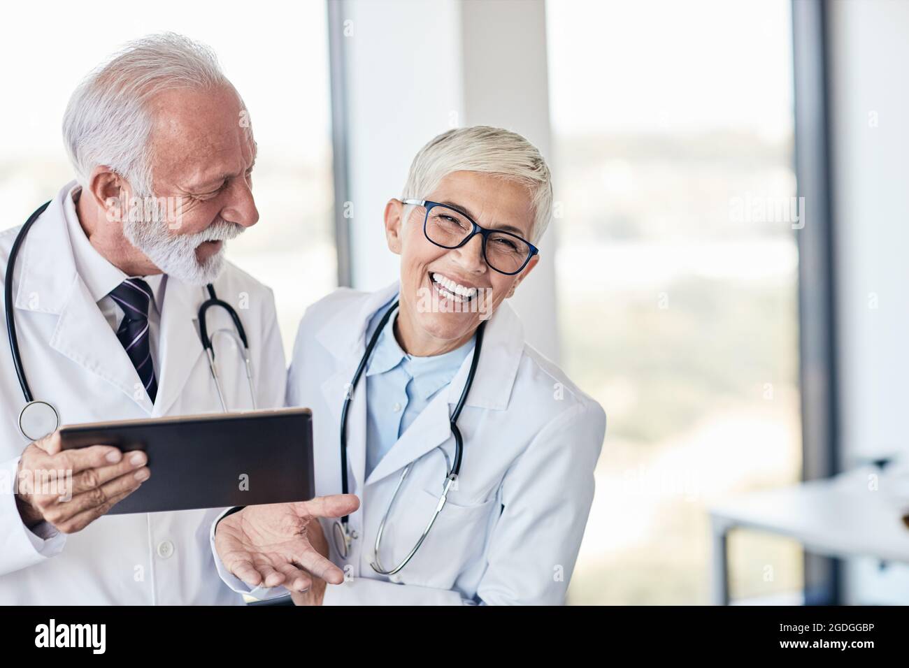 medico conversazione senior ospedale medicina di cura della salute Foto Stock