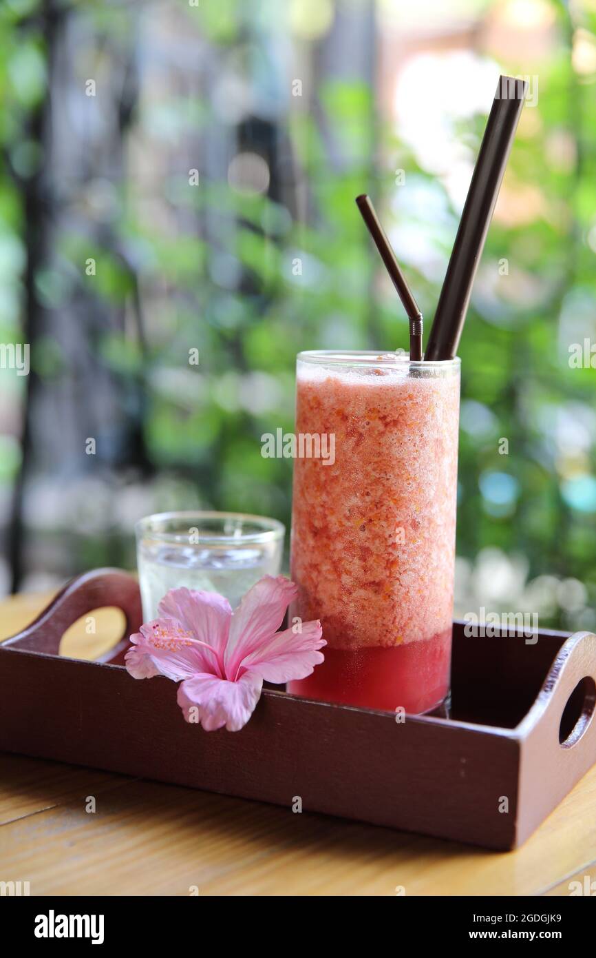 Mescolare il succo di frutti di bosco Foto Stock