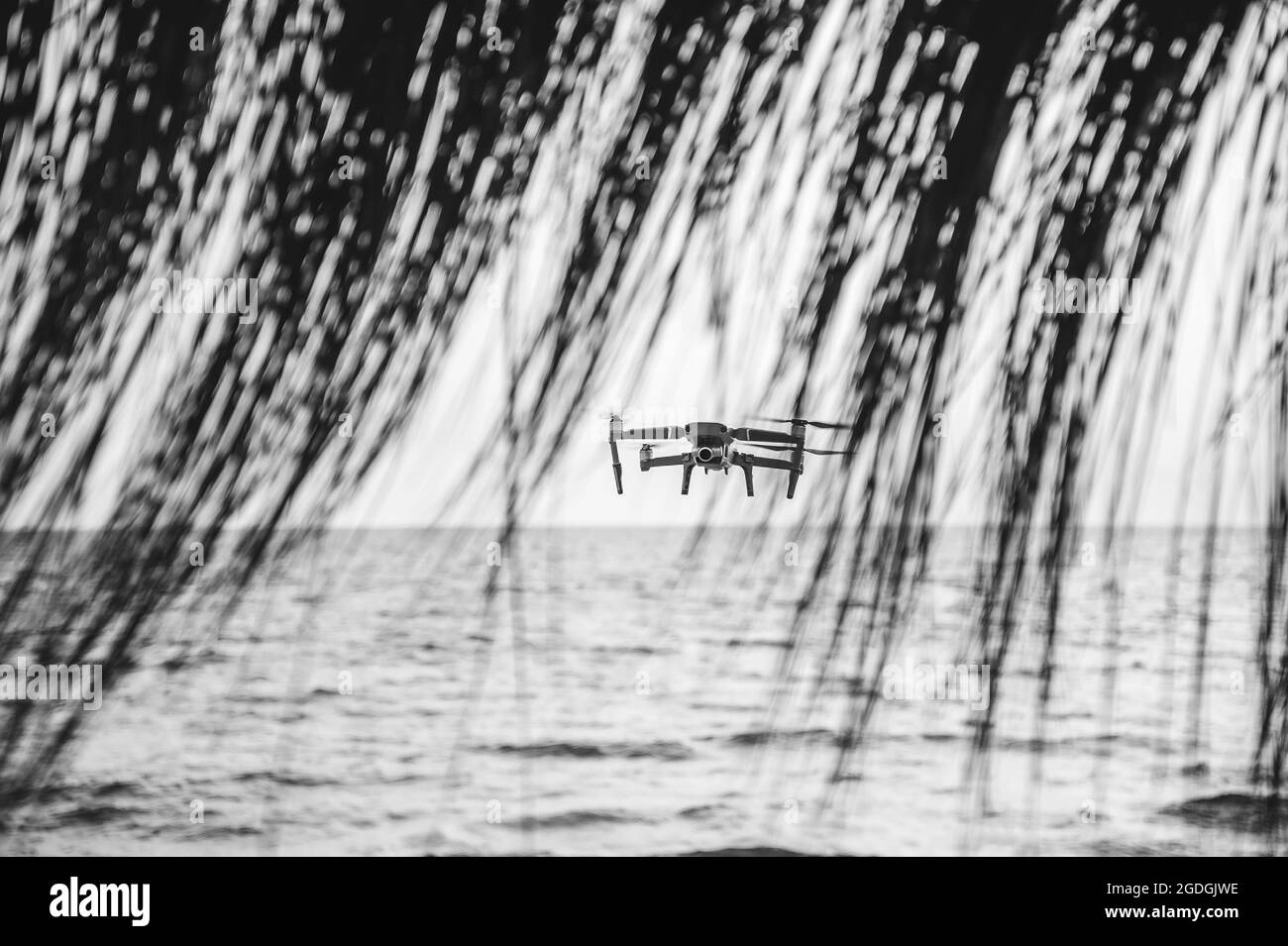 Drone con fotocamera digitale ad alta risoluzione che vola in aereo sopra il cielo spettacolare del tramonto sulla spiaggia - Drone che vola sulla spiaggia per la sicurezza di peopl Foto Stock