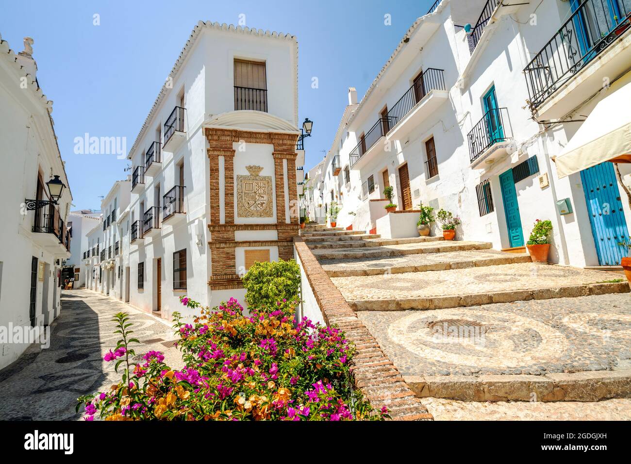 Pittoresca cittadina di Frigiliana situata nella regione montuosa di Malaga, Costa del Sol, Andalusia, Spagna Foto Stock