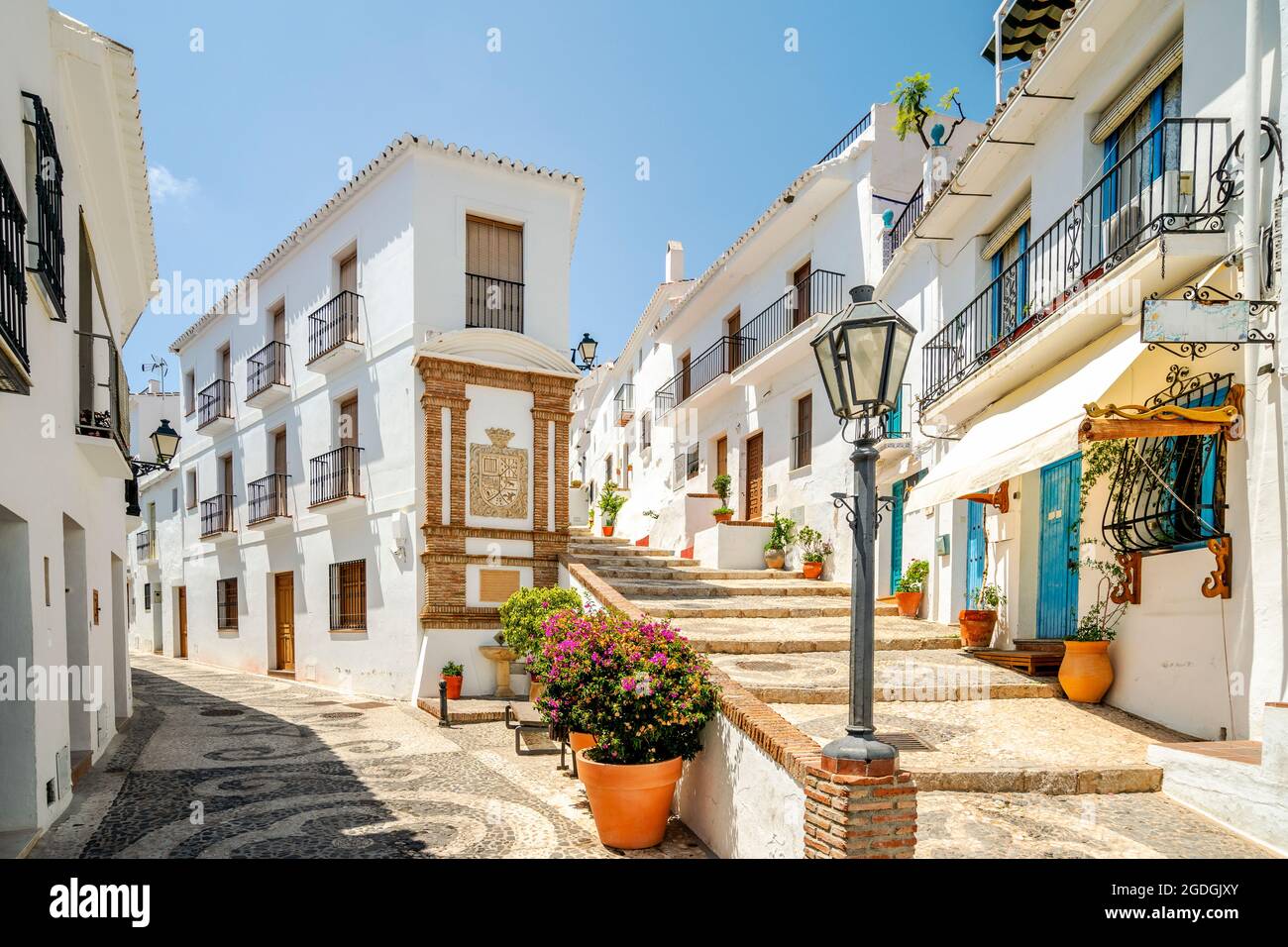 Pittoresca cittadina di Frigiliana situata nella regione montuosa di Malaga, Costa del Sol, Andalusia, Spagna Foto Stock