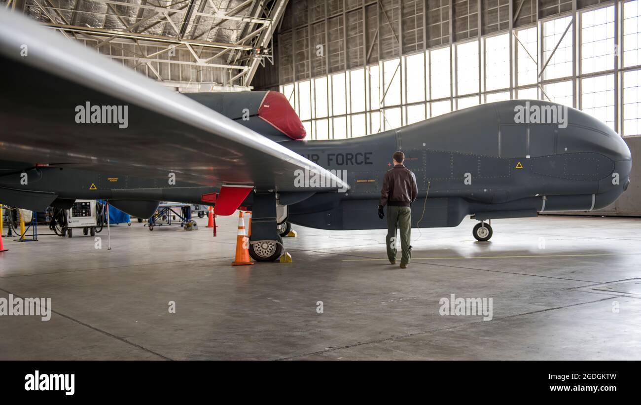 Marc Nichols, 452nd Flight Test Squadron assistente direttore delle operazioni, conduce un'ispezione walk-through di un aereo globale Hawk RQ-4 pilotato a distanza alla base dell'aeronautica di Edwards, California, 6 aprile 2020. La missione del RQ-4 è fornire un ampio spettro di capacità di raccolta di intelligence, sorveglianza e ricognizione per supportare le forze combattenti comuni in tutto il mondo in operazioni in tempo di pace, di emergenza e in tempo di guerra. (STATI UNITI Air Force foto di Giancarlo Casem) Foto Stock