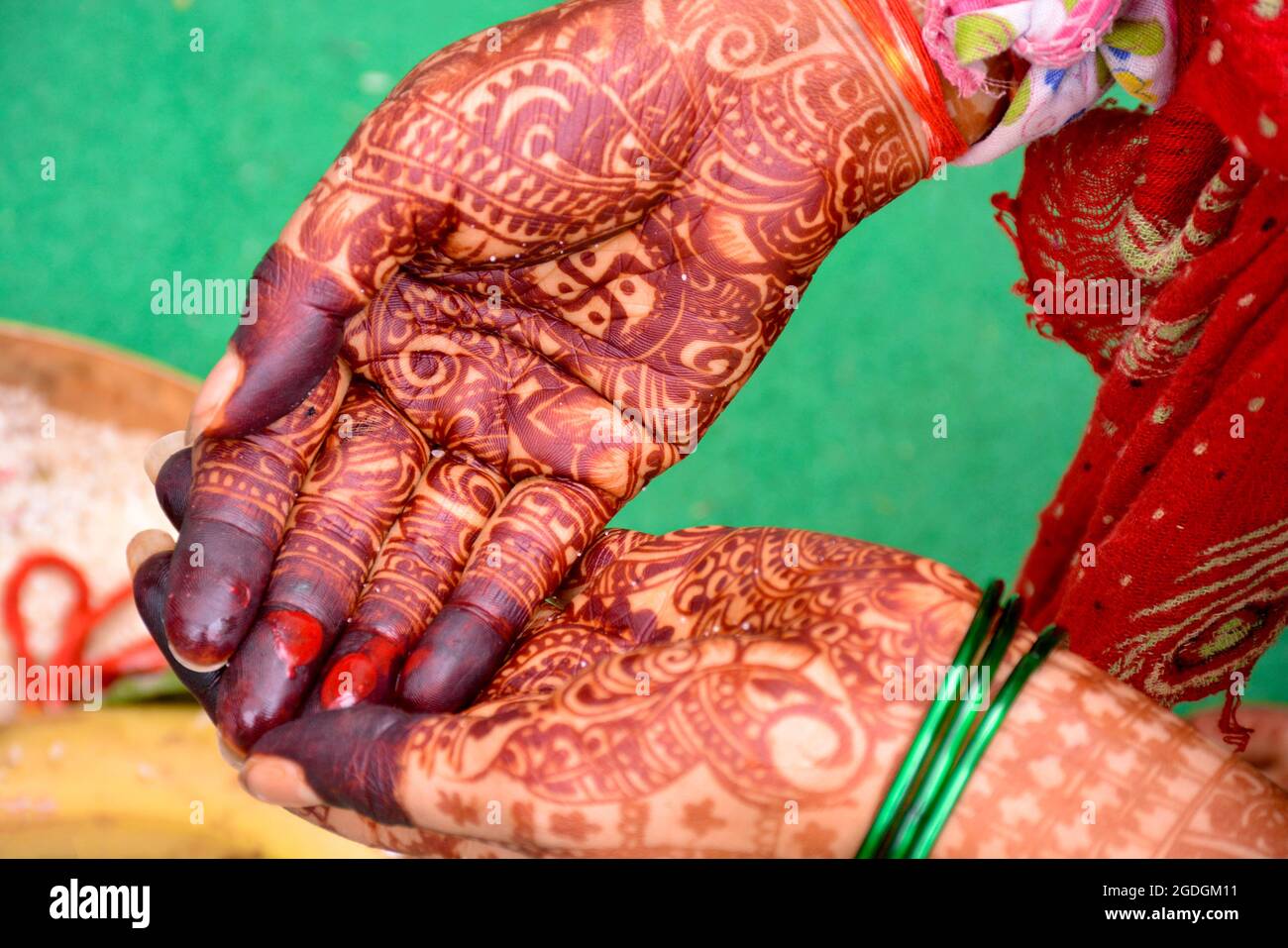 Sposa indiana che mostra le mani mehndi design su matrimonio Foto Stock