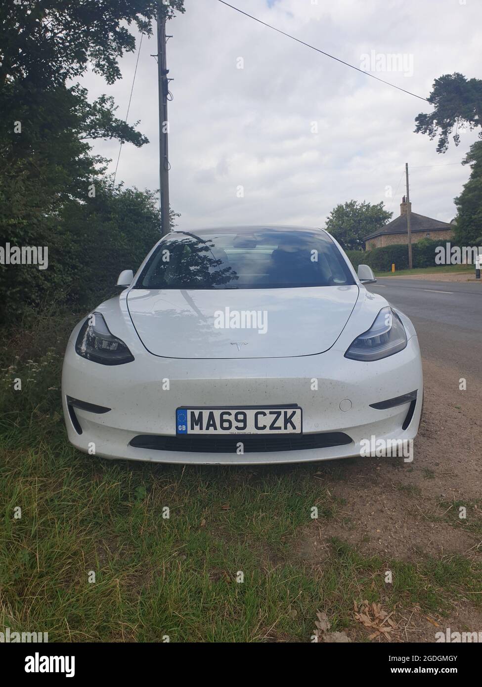 Sutton Suffolk UK Agosto 12 2021: Un veicolo elettrico 2019 modello Tesla Model 3 Dual Motor AWD a lungo raggio parcheggiato in un piccolo villaggio di campagna a Suffo Foto Stock