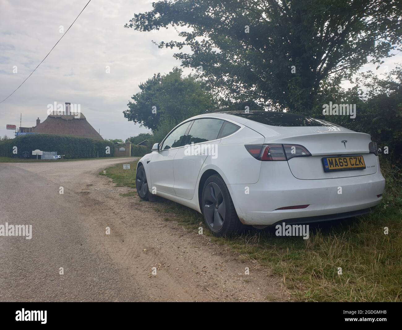 Sutton Suffolk UK Agosto 12 2021: Un veicolo elettrico 2019 modello Tesla Model 3 Dual Motor AWD a lungo raggio parcheggiato in un piccolo villaggio di campagna a Suffo Foto Stock