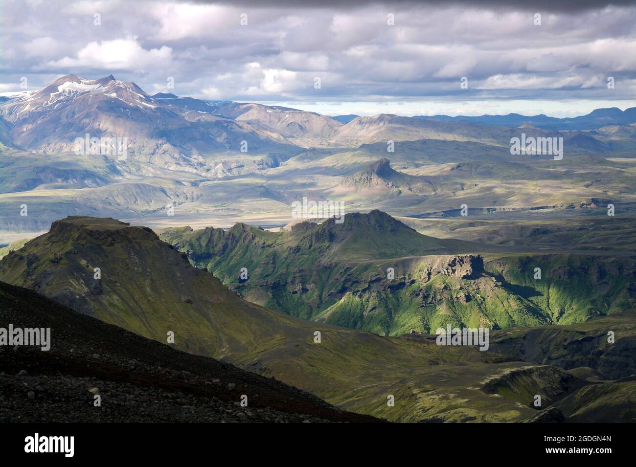 Escursione a Fimmvörðuháls - discesa verso il colorato Thorsmork (Þórsmörk) Foto Stock