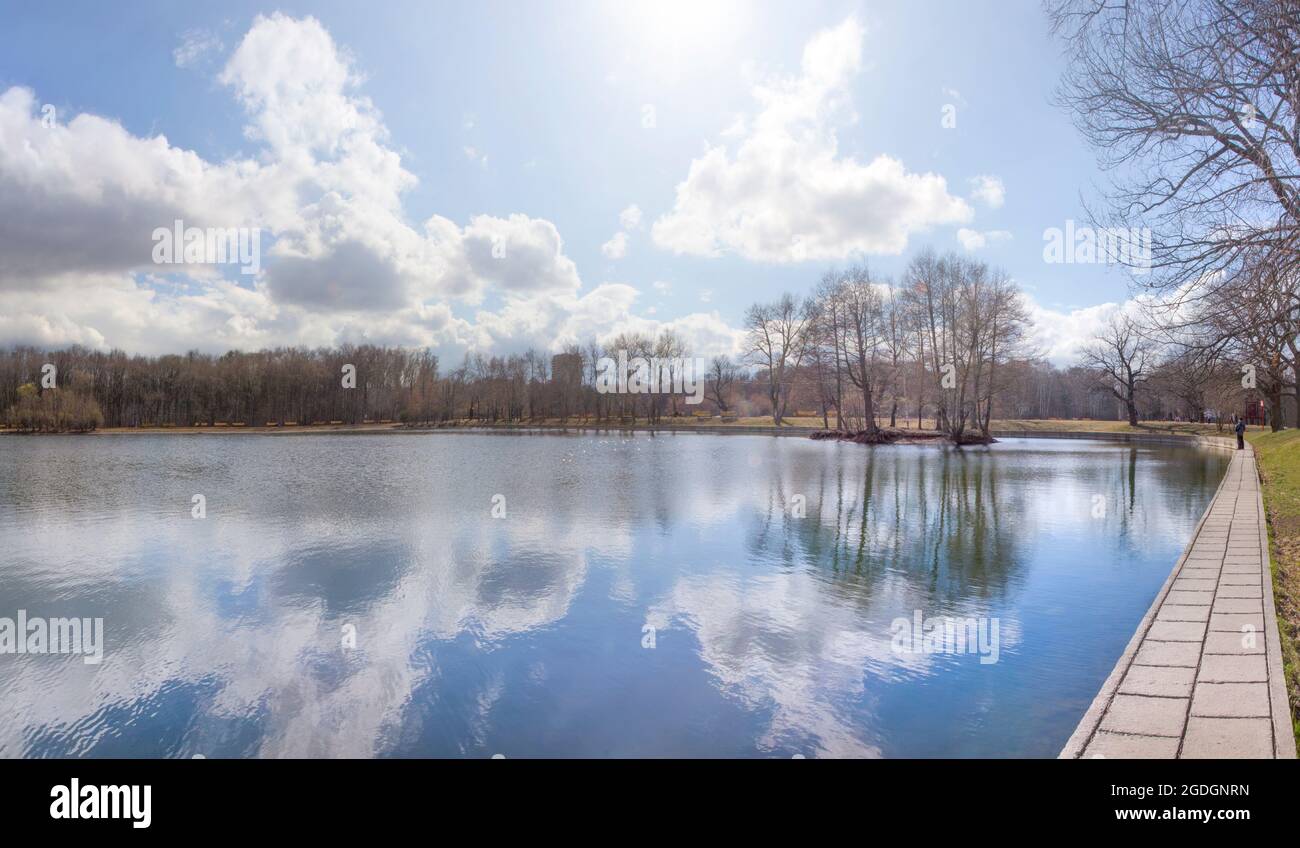 Foto panoramica del pittoresco stagno nel parco di Terletsky. Mosca, Russia Foto Stock