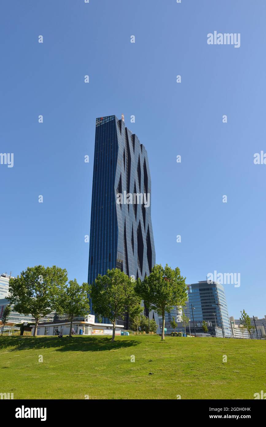 Vienna, Austria. Vista da CopaBeach sull'Isola del Danubio sulla Torre DC (Donau City Towers) a Vienna Foto Stock
