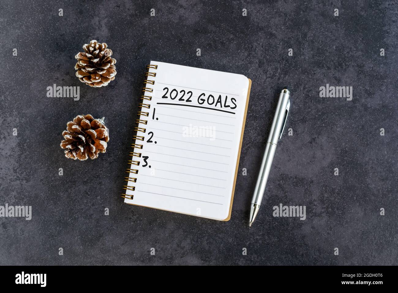 2022 Goals testo su Appunti con cono di pino e penna Foto Stock