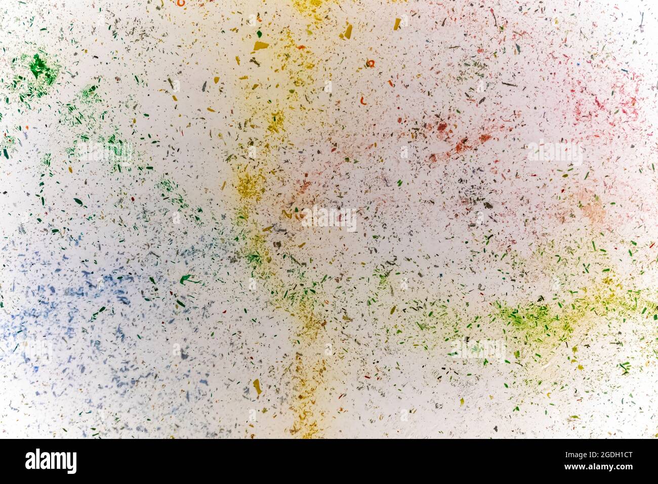 Acqua di mare contaminata da microplastica. Inquinamento ambientale, riscaldamento globale, concetto di problema del cambiamento climatico Foto Stock