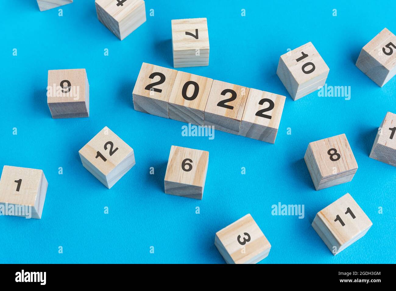 2022 concetto di capodanno legno blocco sfondo blu Foto Stock