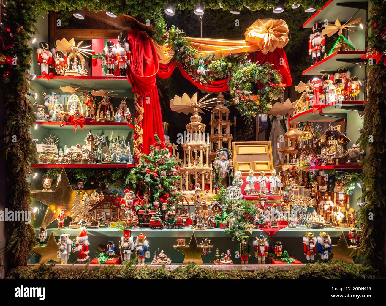 Rothenburg ob der Tauber, Germania - 23 dicembre 2019: Vetrina natalizia con giocattoli in illuminazione notturna. Rothenburg ob der Tauber. Baviera Germania. Foto Stock