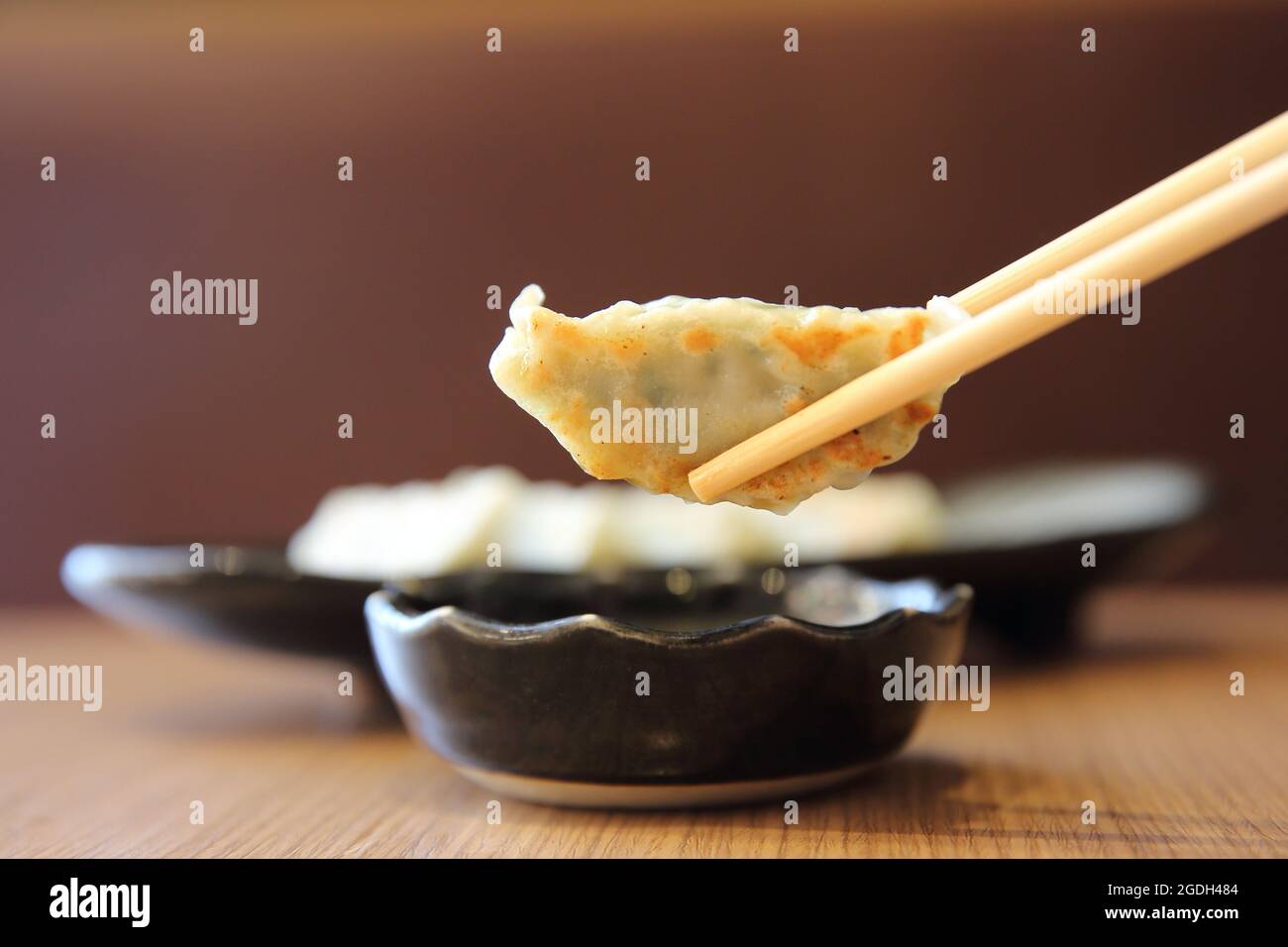 gyoza su sfondo di legno Foto Stock