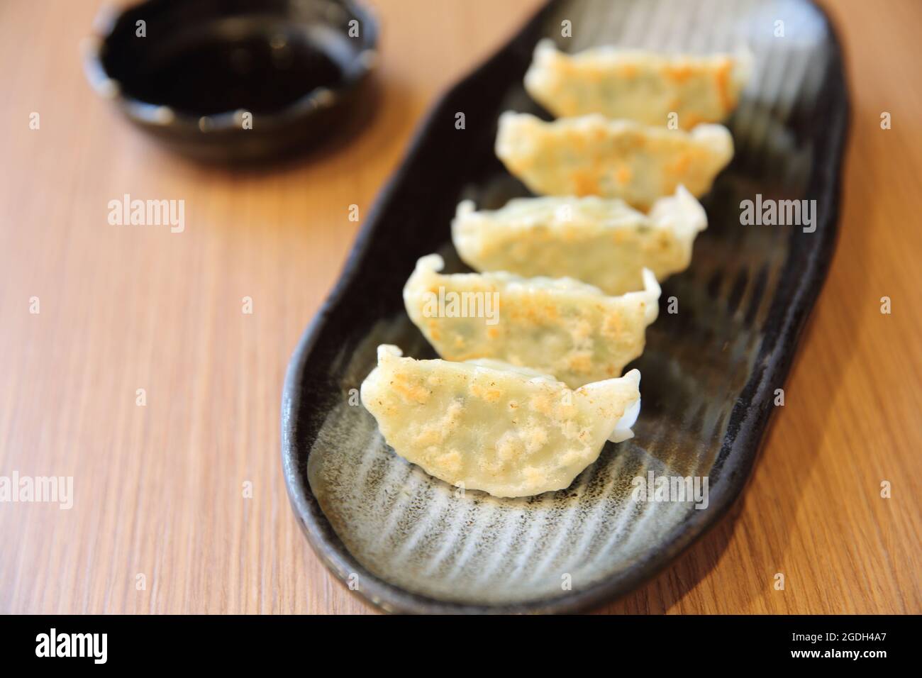 gyoza su sfondo di legno Foto Stock