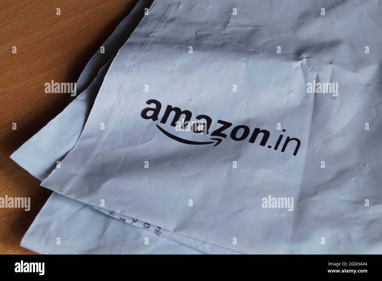 Kerala, India - 08-07-2021: Logo Amazon india sulla copertina del pacco Foto Stock