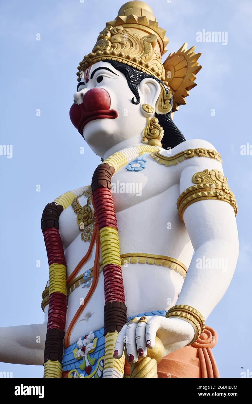 Hanuman è un dio indù e una scimmia divina (vanara) compagno del dio Rama. Hanuman è uno dei personaggi centrali dell'epica Ramayana indù Foto Stock