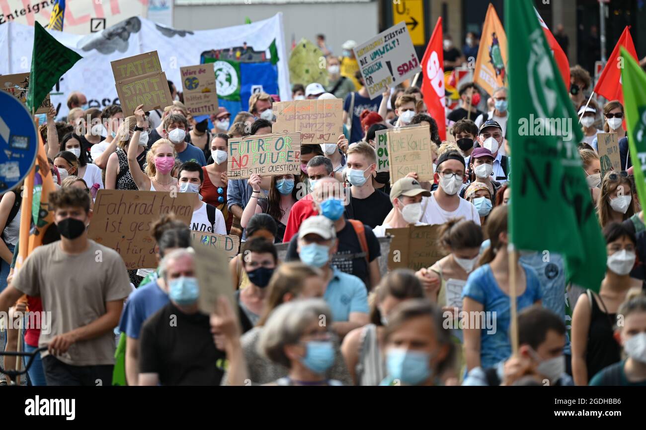 Francoforte, Germania. 13 Agosto 2021. 13 agosto 2021, Hessen, Francoforte sul meno: Numerosi manifestanti camminano attraverso il distretto bancario in una processione dimostrativa al venerdì per il futuro sciopero climatico centrale. Foto: Arne Dedert/dpa Credit: dpa Picture Alliance/Alamy Live News Foto Stock