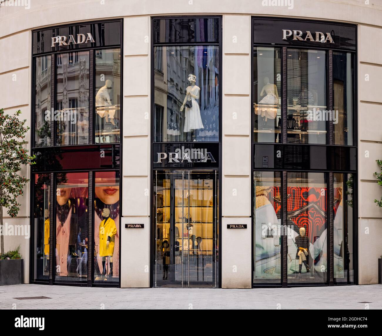 Esclusivo negozio Prada a Vienna - VIENNA, AUSTRIA, EUROPA - 1 AGOSTO 2021  Foto stock - Alamy