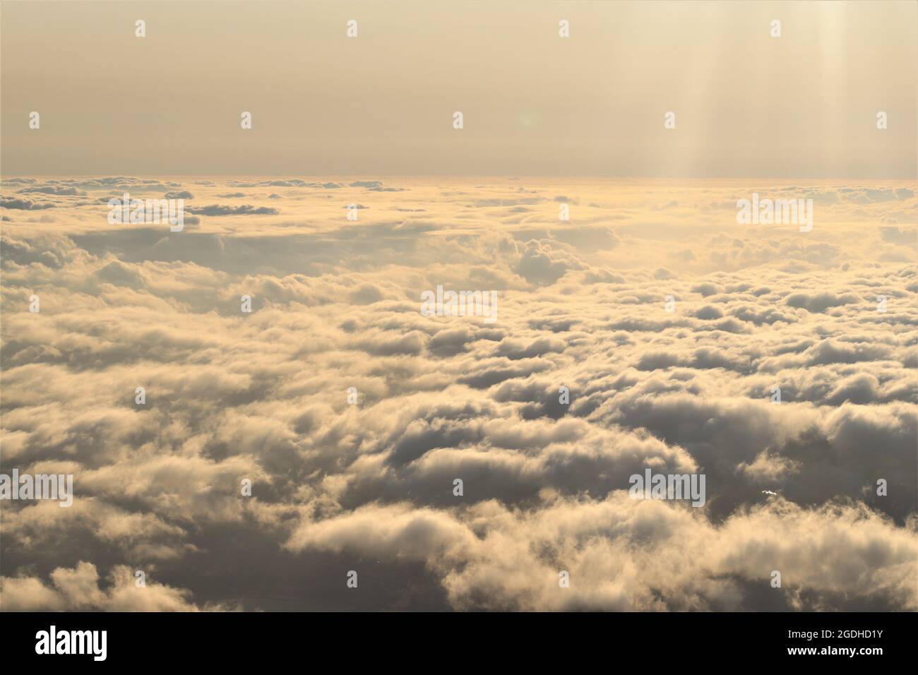 Volare sopra la nuvola coperta al tramonto Foto Stock
