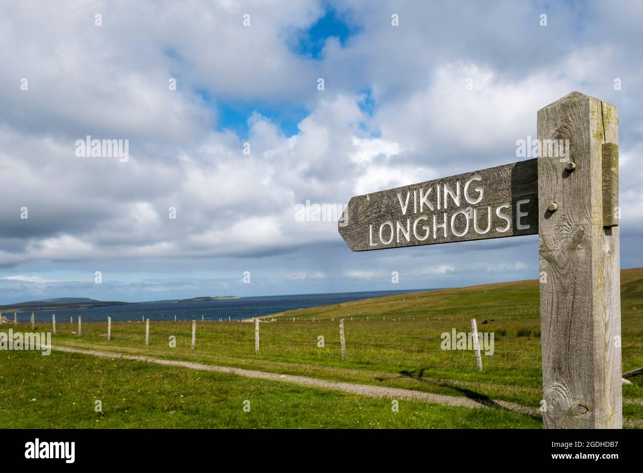 Segno al luogo di una Longhouse vichinga scavata a Sandwick su Unst, Shetland. Foto Stock