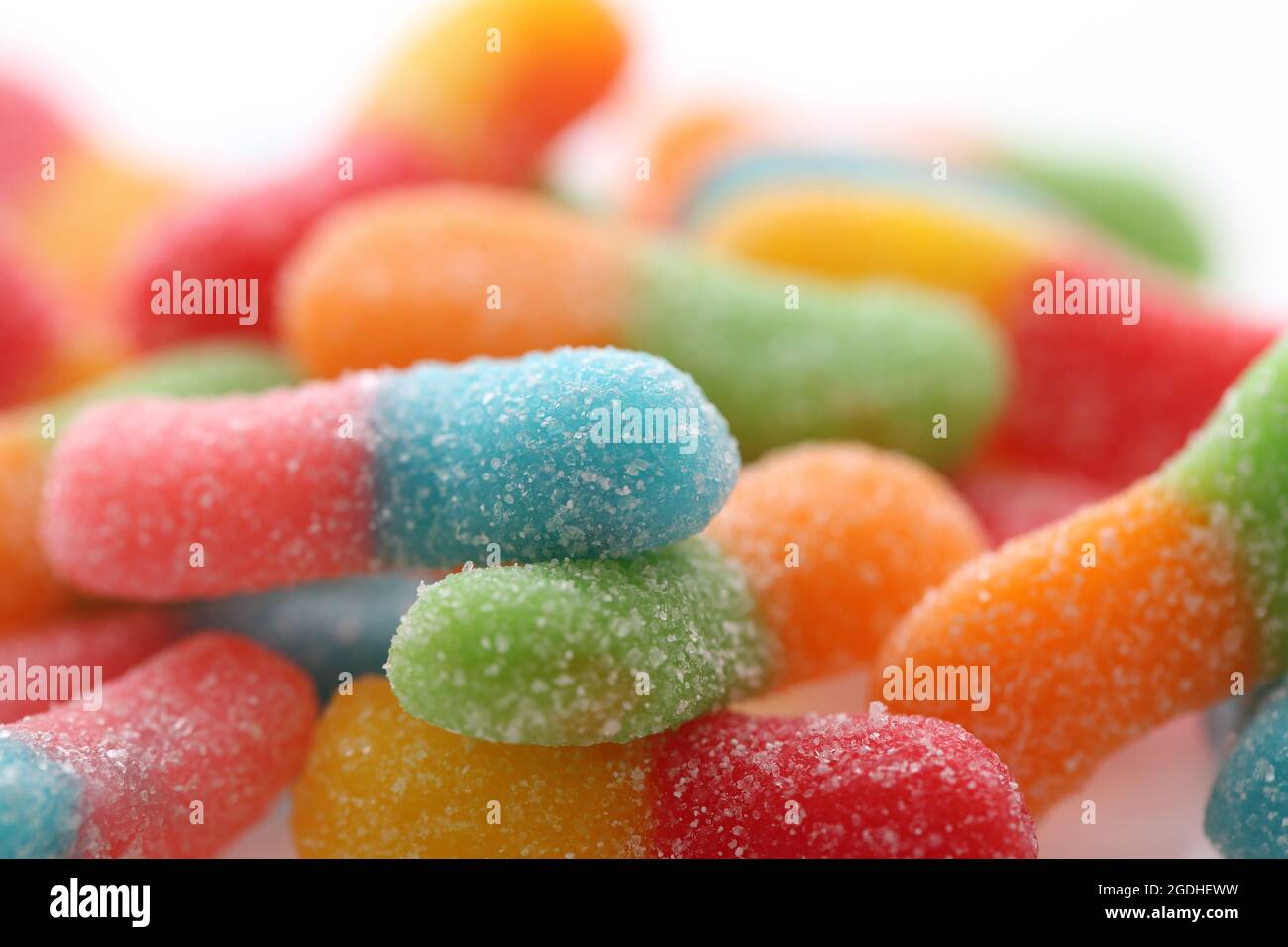 Caramelle di gelatina di gommose rosse in zucchero, fondo Foto