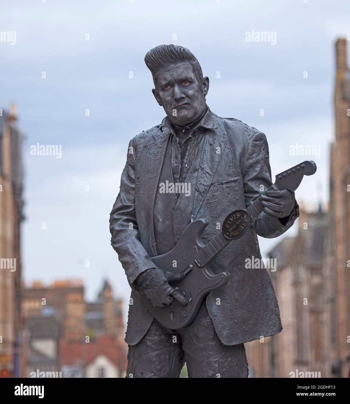 Royal Mile, Edimburgo, Scozia, Regno Unito. 13 agosto 2021. Tempo Showery e 18 gradi nella capitale per l'inizio della seconda settimana dell'Edinburgh Fringe Festival. Nella foto: Elvis statua umana Kevin Powell in High Street. Credit: Arch White/Alamy Live News. Foto Stock