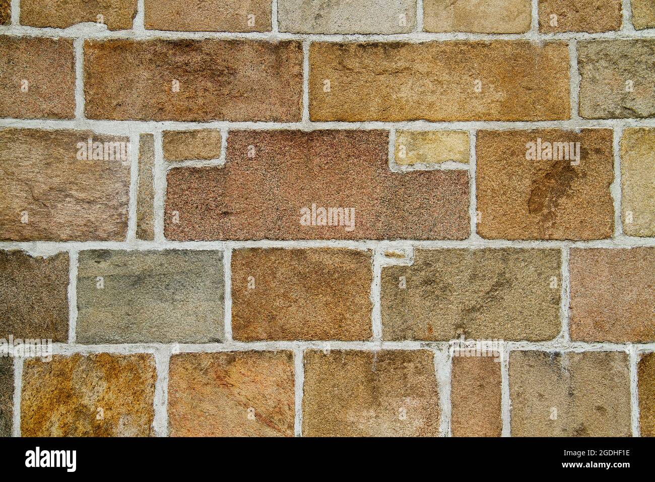 Muratura medievale, parete solida di blocchi di granito ruvido, sfondo Foto Stock
